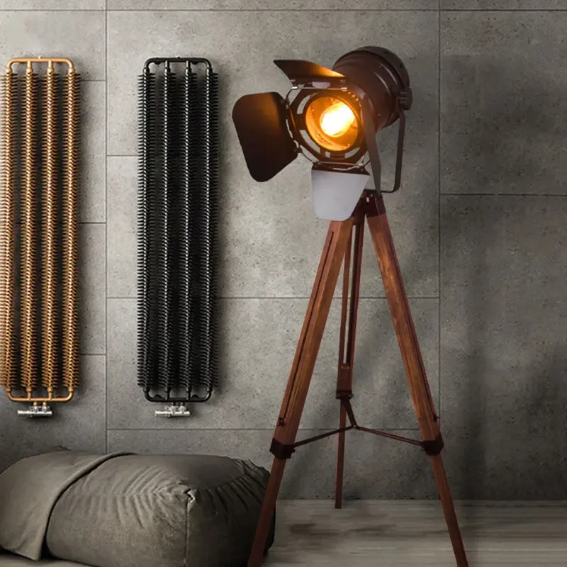 Photography Of The Year 2025 - Lampu Lantai Kayu Antik Amerika 2025